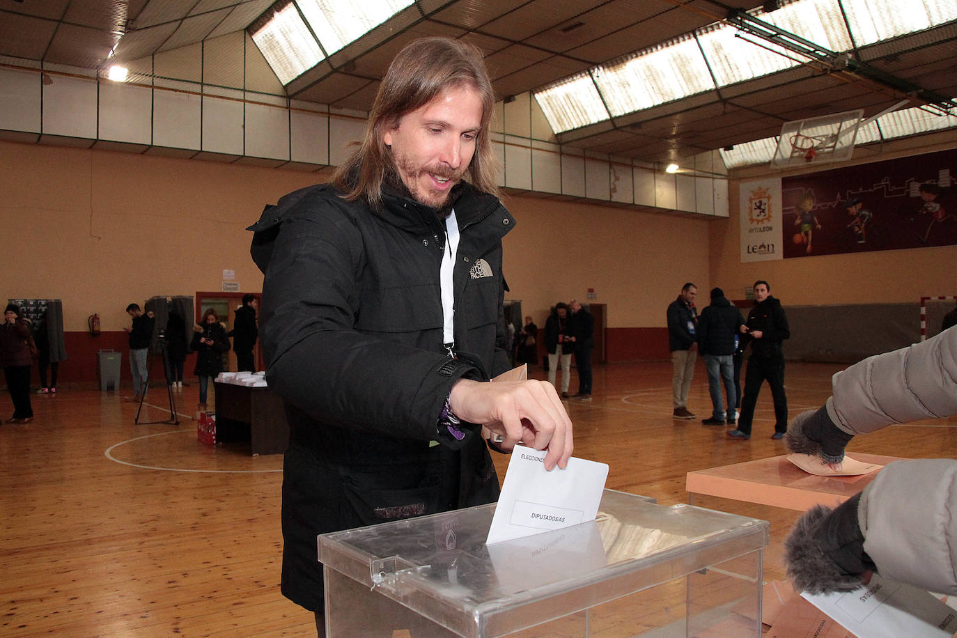 El secretario general de Unidas Podemos, Pablo Fernández, vota en León.