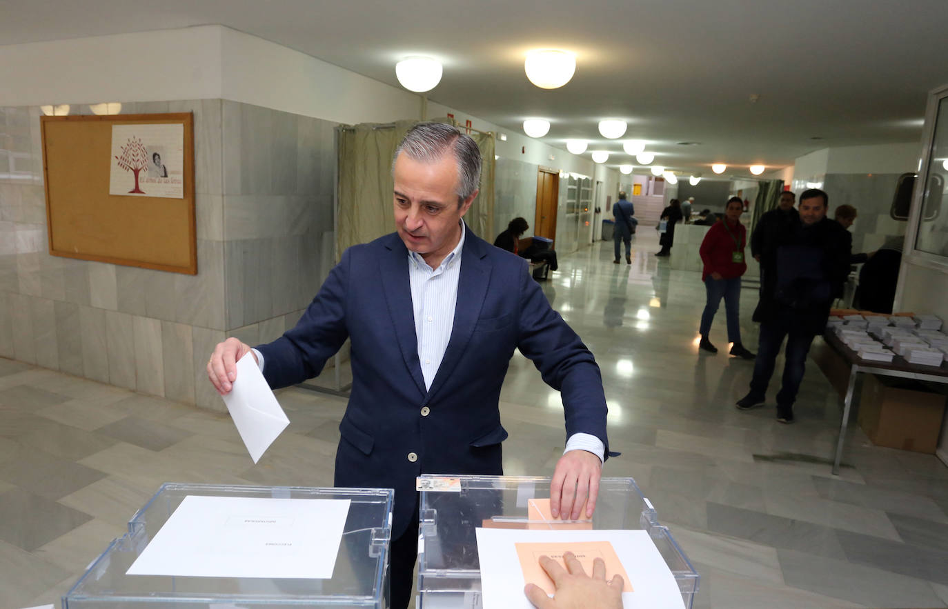 El cabeza de lista al Congreso por VOX en Valladolid, Pablo Sáez, vota en su colegio electoral.