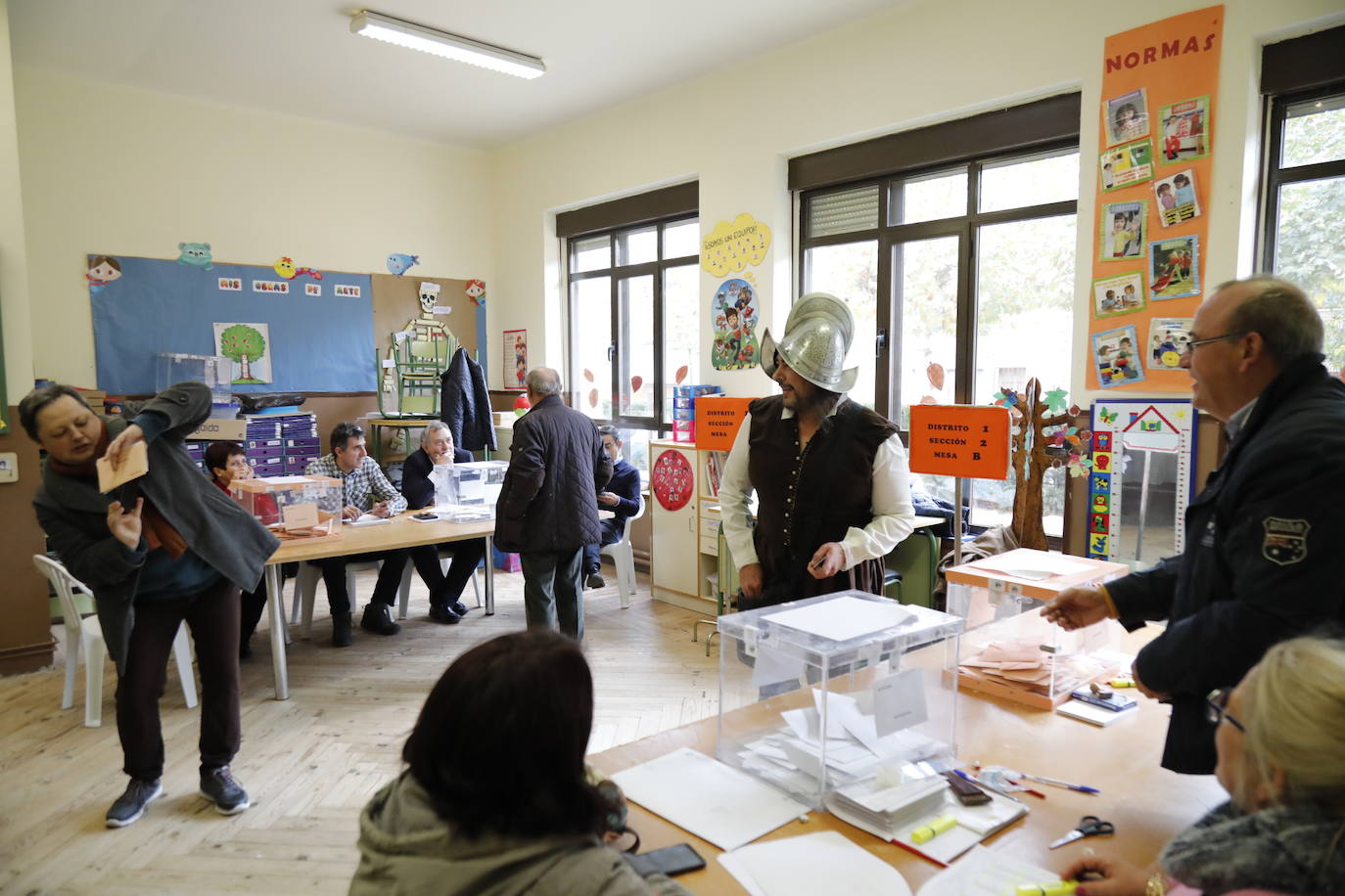 Apertura de los colegios electorales en la comarca de Peñafiel.