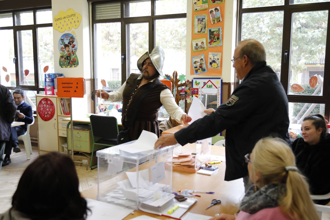 Apertura de los colegios electorales en la comarca de Peñafiel.