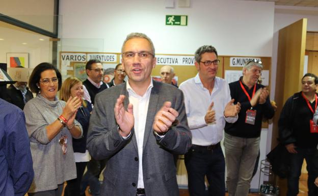 Javier Izquierdo, candidato del PSOE al Congreso por Valladolid, celebra la victoria. 