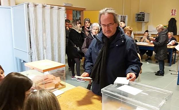 Francisco Guarido, alcalde de Zamora, ha votado en el colegio Maestro Haedo. 