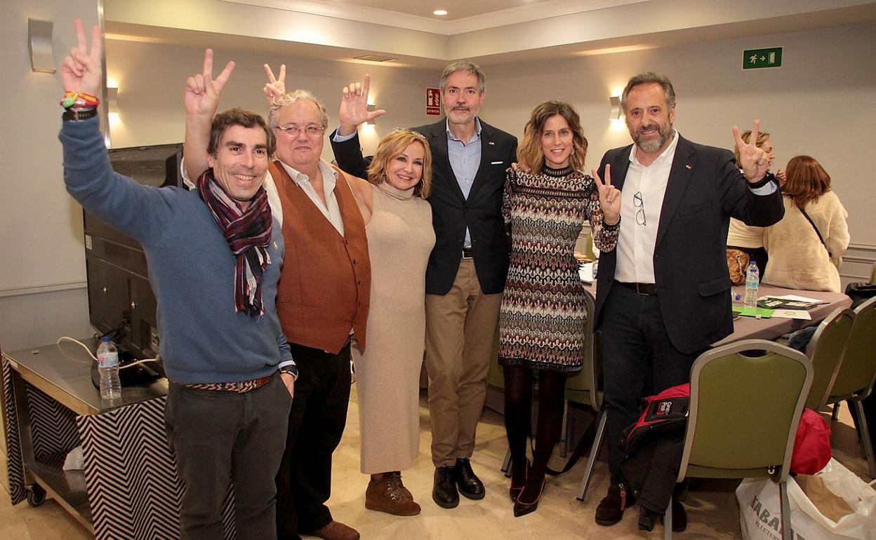 Los representantes de VOX en León celebran su primer diputado nacional.