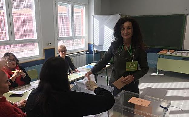 Inmaculada Benítez, candidata de Vox al Senado, ha votado en Morales del Vino. 