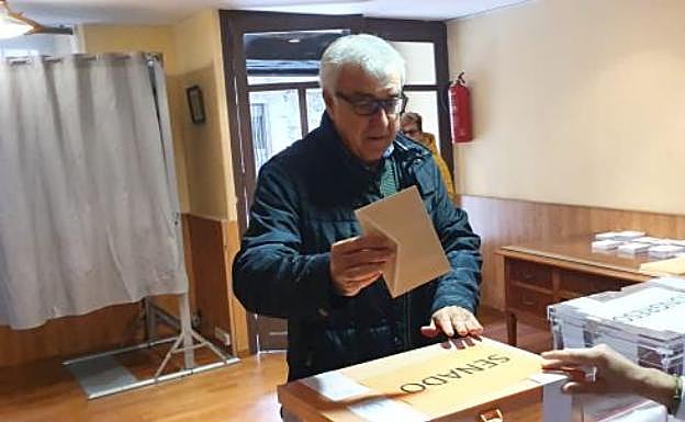 El candidato del PSOE al Senado por la provincia de Zamora, José Fernández, vota en Puebla de Sanabria. 