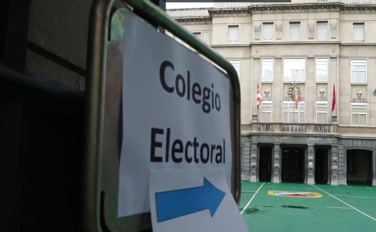 El cartel de un colegio electoral de Valladolid. 