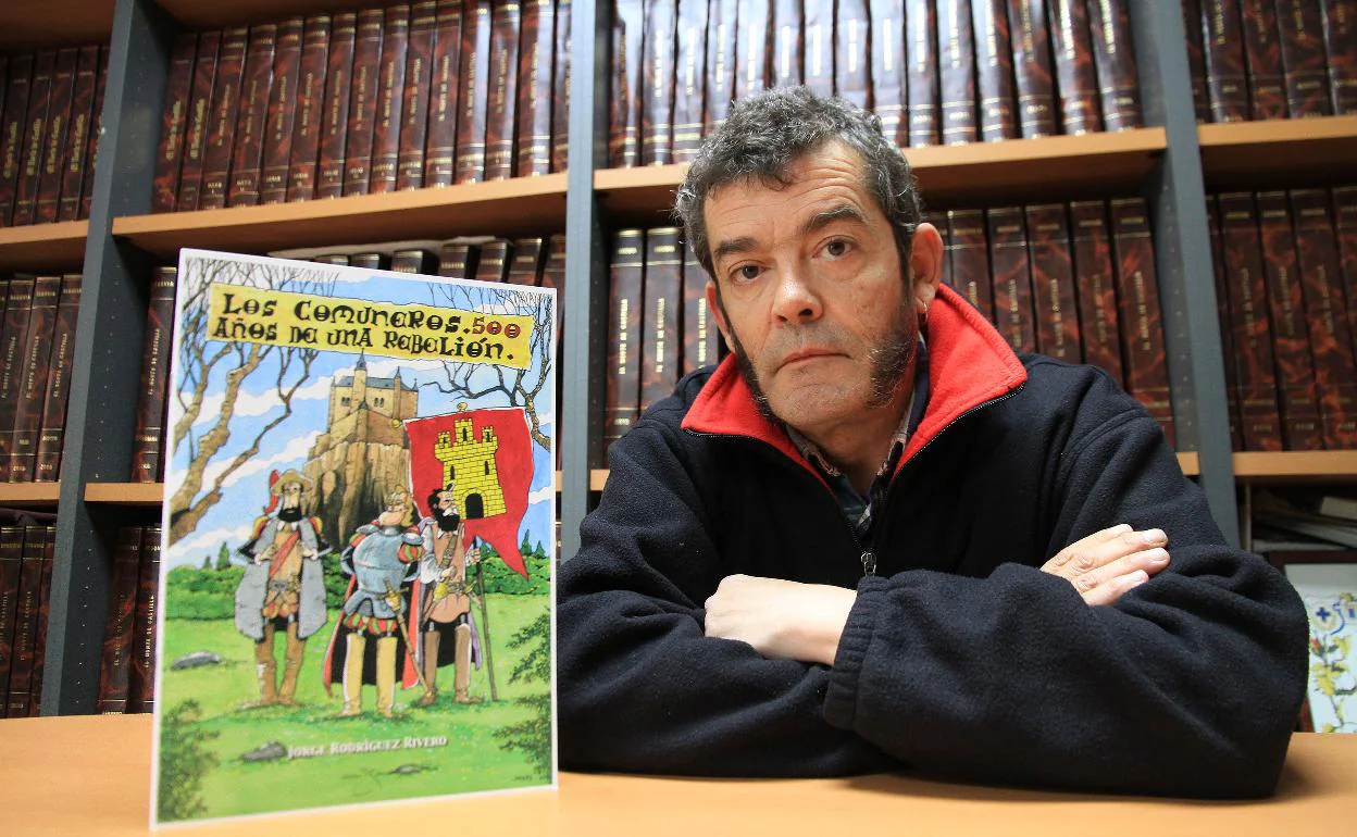 Jorge Rodríguez posa con el cómic. 