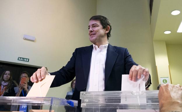 Alfonso Fernández Mañueco vota en Salamanca.