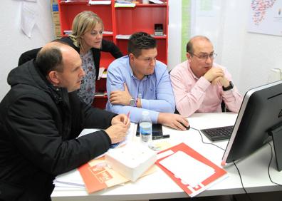 Imagen secundaria 1 - Arriba, Beatriz Escudero, en el PP. Abajo, a la izquierda, representantes del PSOE siguen los resultados. A la derecha, miemros de Voz celebran los buenos datos en Segovia. 