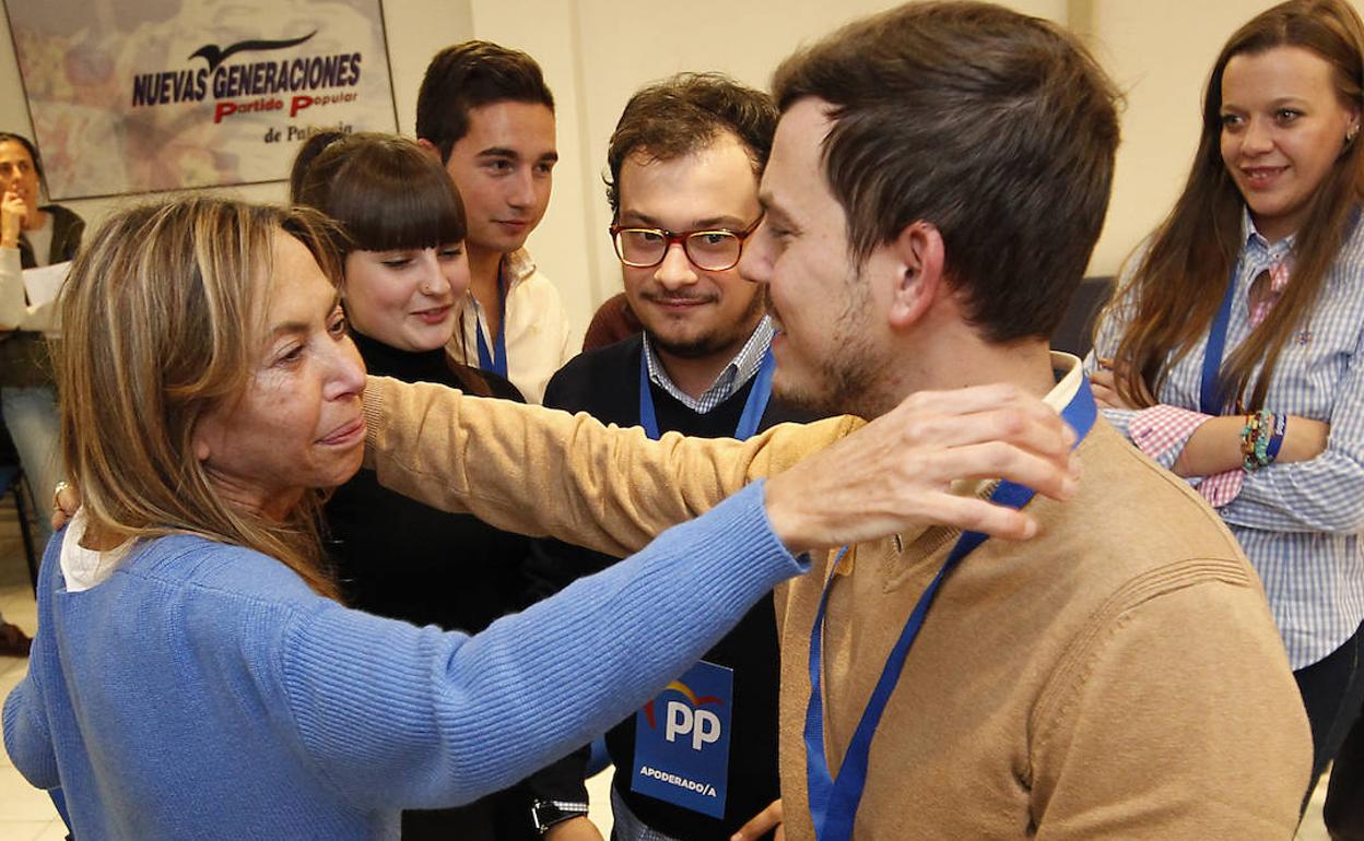 Los dirigentes del PP palentino siguen el recuento electoral por televisión. 