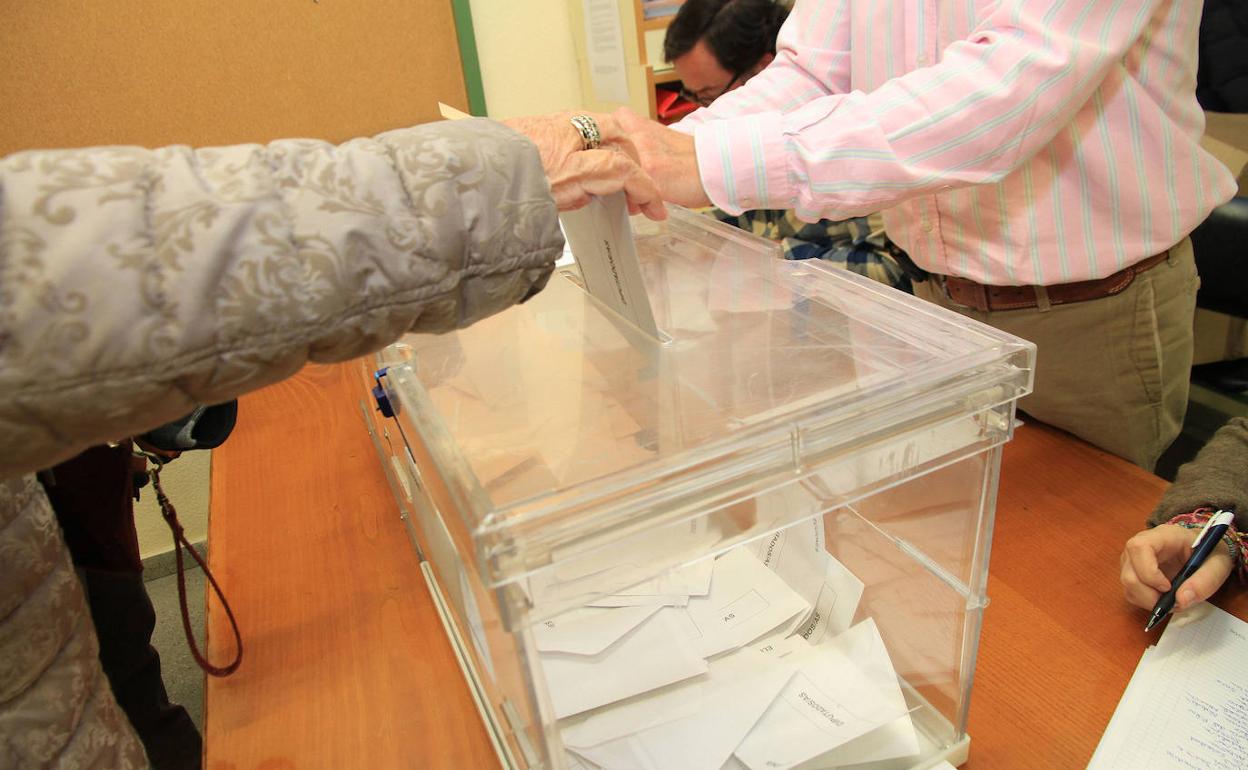 Una mujer deposita su voto en una de las urnas colocadas en el colegio Domingo de Soto de la capital segoviana. 