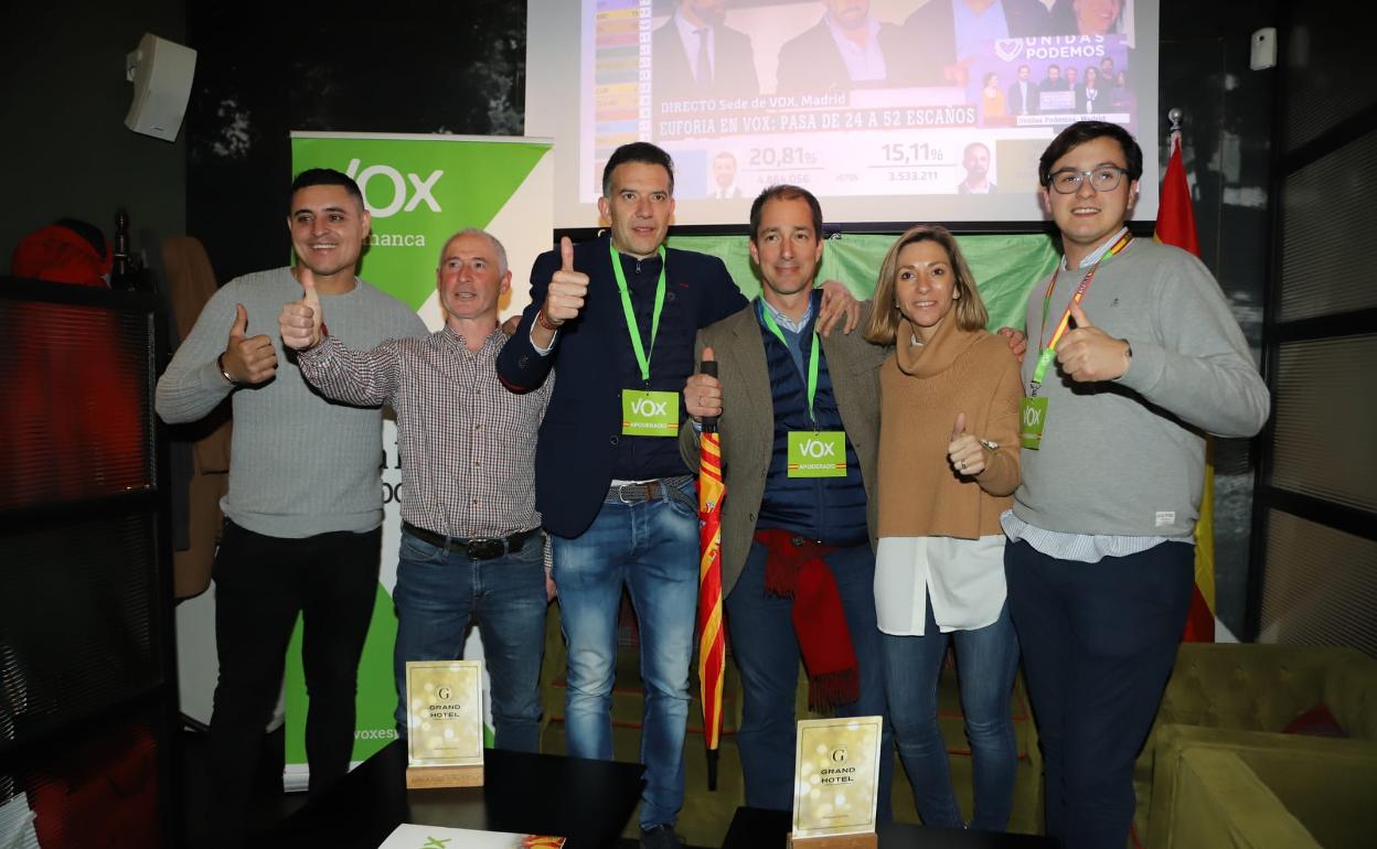 Víctor González Coello de Portugal, en el centro, con un paraguas con los colores de la bandera española, junto a miembros de Vox en Salamanca.