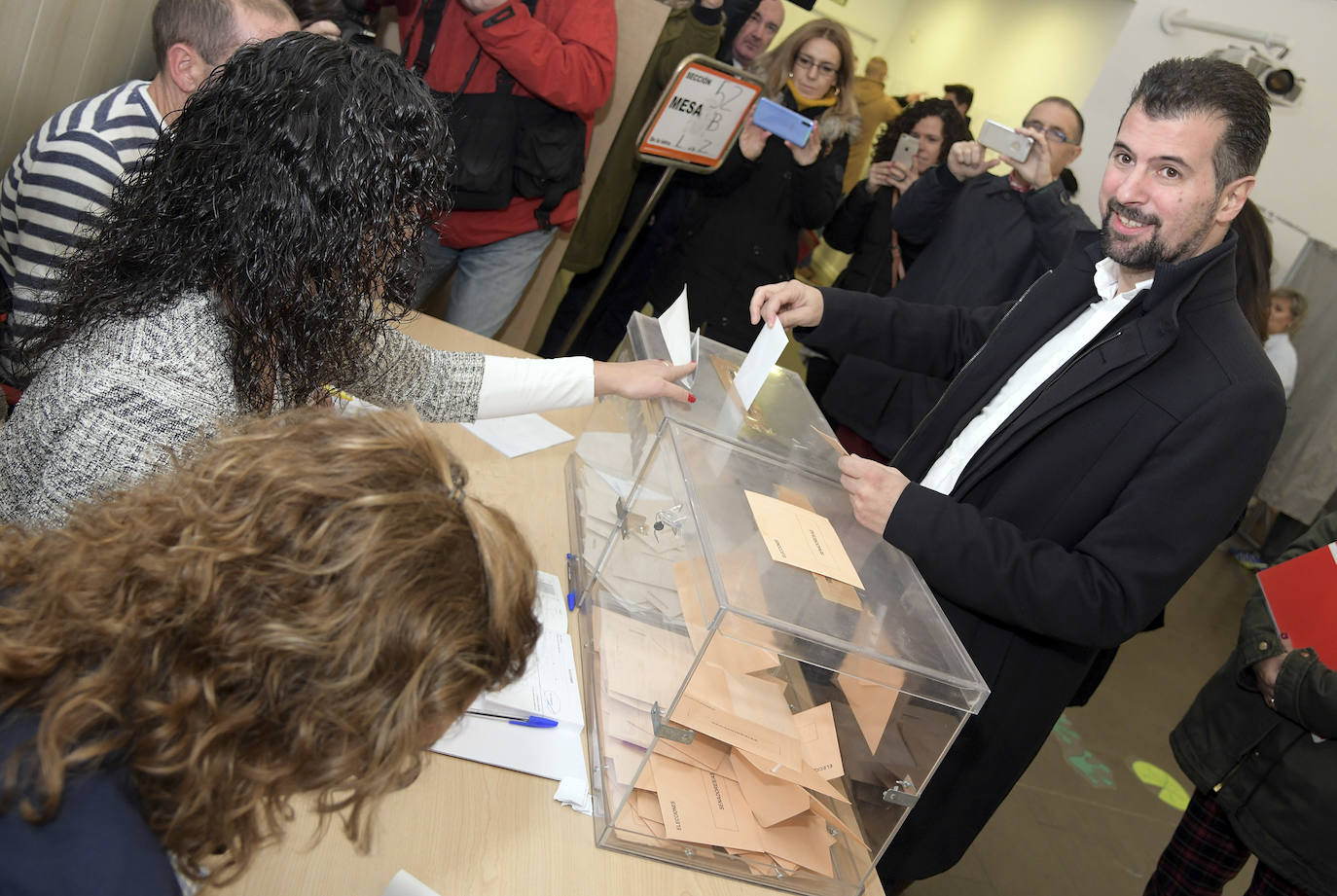 Luis Tudanca, en la mesa electoral de Burgos.