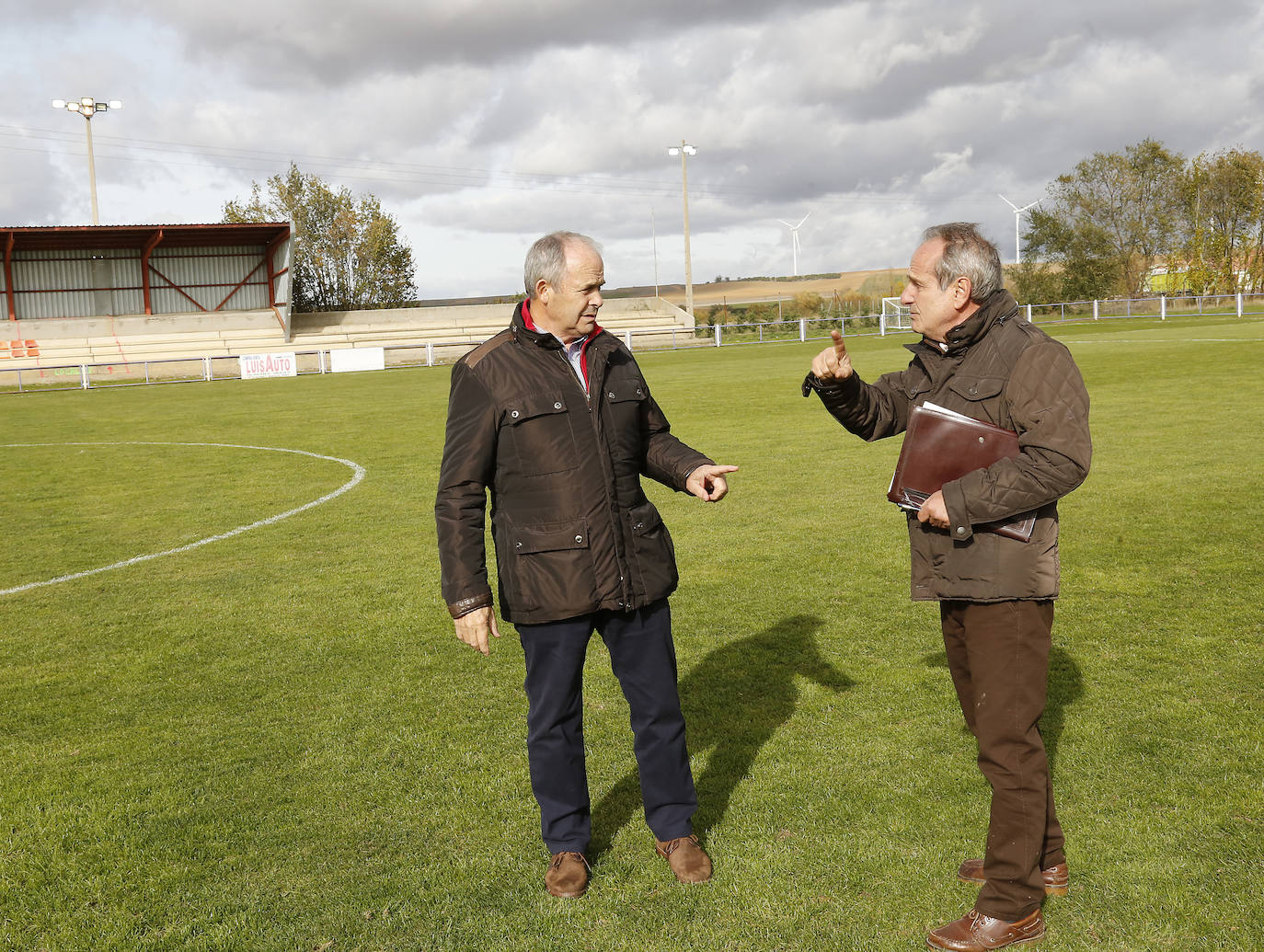 Preparativos del campo de fútbol Mariano Haro.