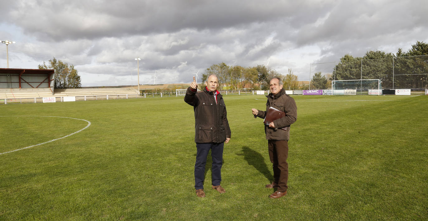 Preparativos del campo de fútbol Mariano Haro.