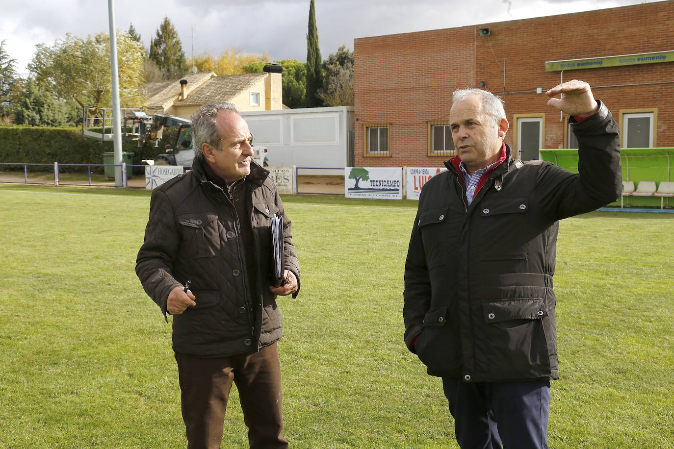 Preparativos del campo de fútbol Mariano Haro.