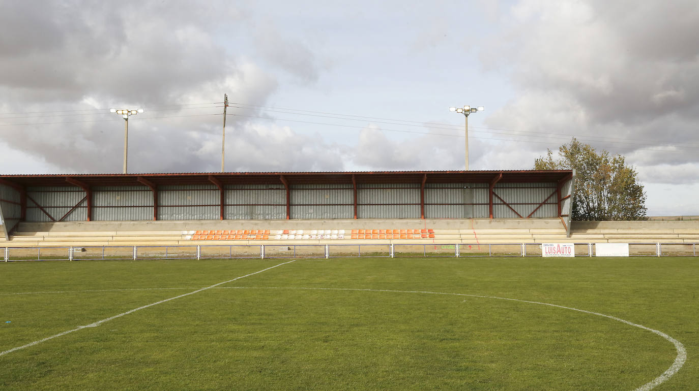 Preparativos del campo de fútbol Mariano Haro.