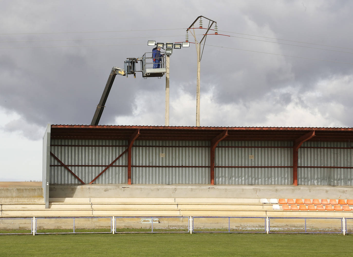 Preparativos del campo de fútbol Mariano Haro.