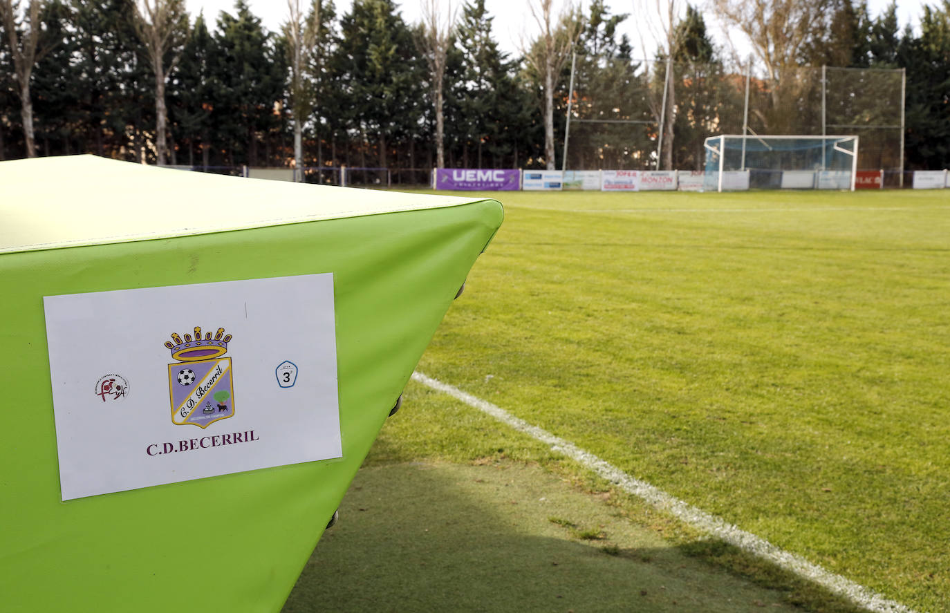 Preparativos del campo de fútbol Mariano Haro.