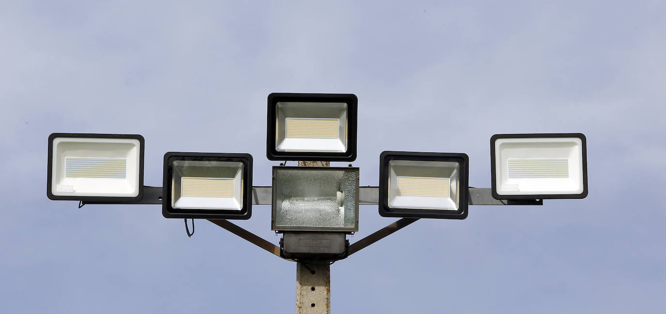 Preparativos del campo de fútbol Mariano Haro.