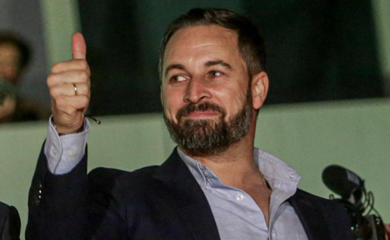 El candidato de Vox a la Presidencia del Gobierno y presidente del partido, Santiago Abascal celebran los buenos resultados obtenidos en las elecciones, en la sede de Vox en Madrid. 