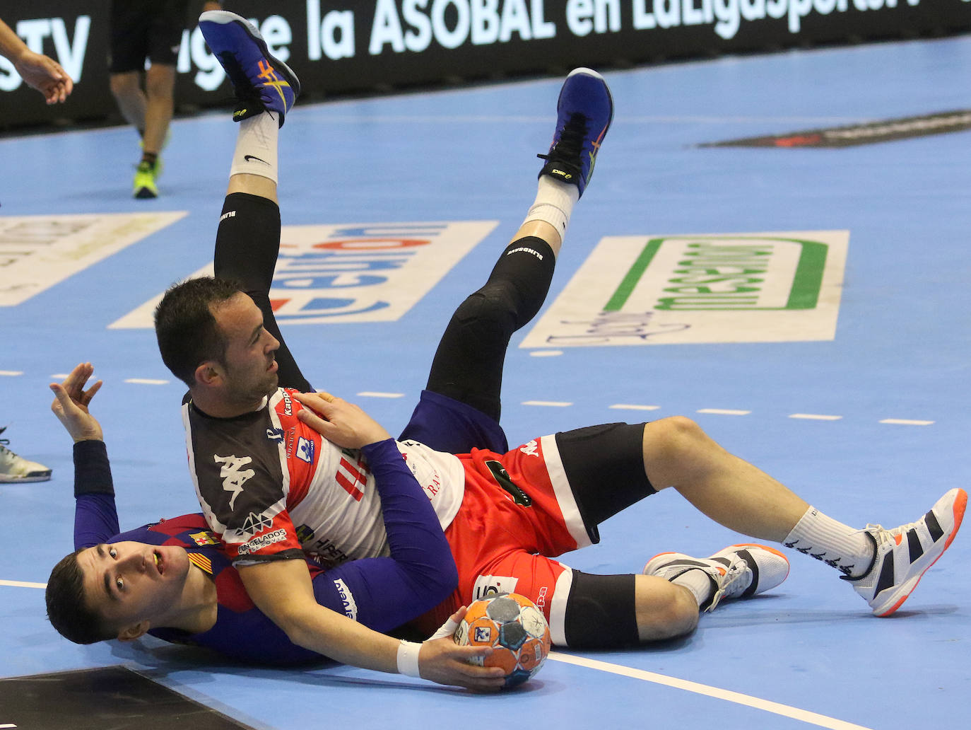 Encuentro de la liga Asobal entre el Balonmano Nava y el Barcelona 