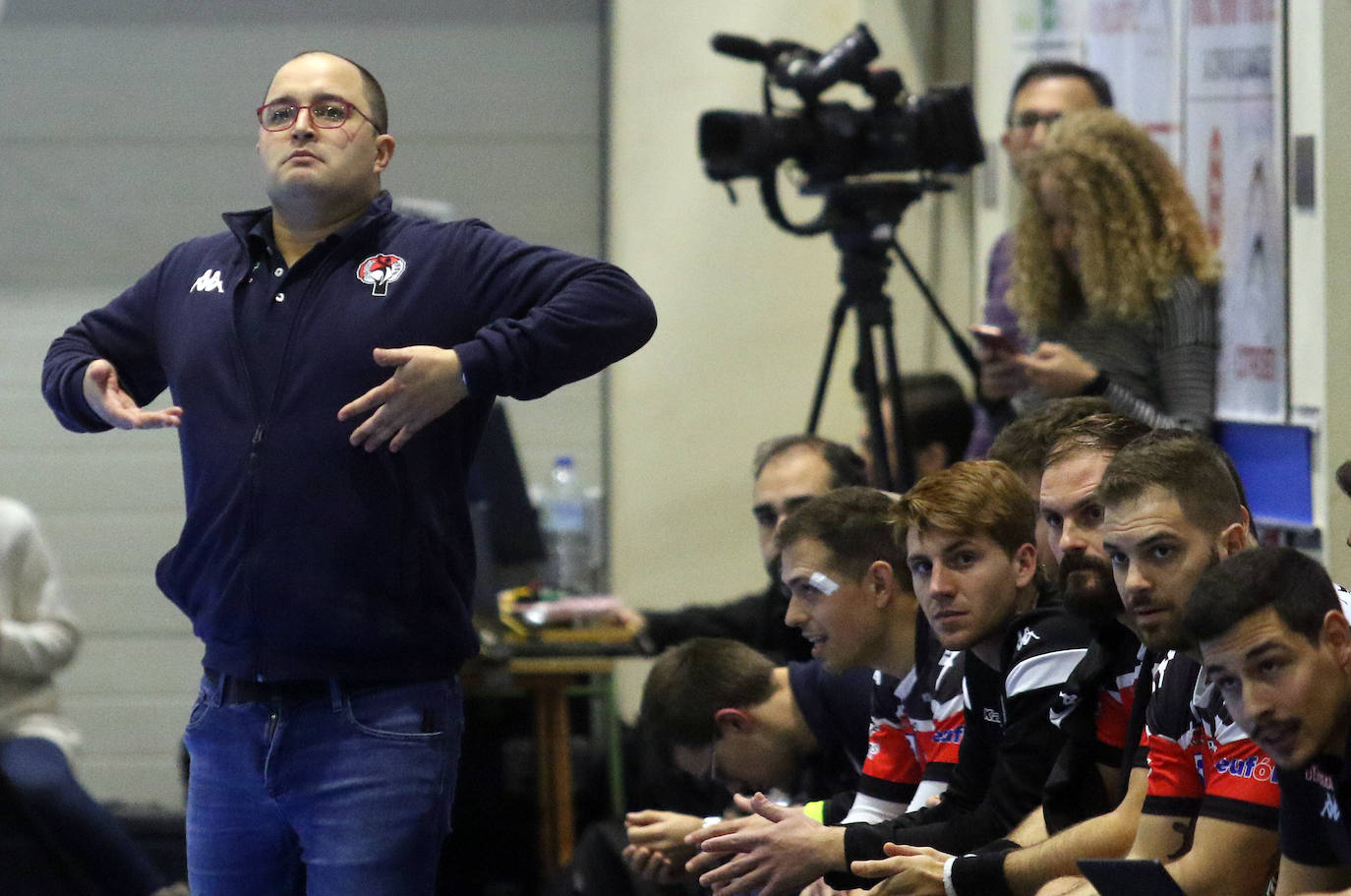 Encuentro de la liga Asobal entre el Balonmano Nava y el Barcelona 