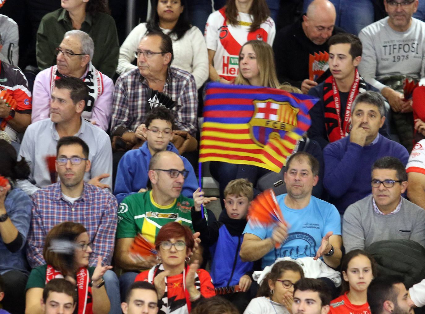 Encuentro de la liga Asobal entre el Balonmano Nava y el Barcelona 