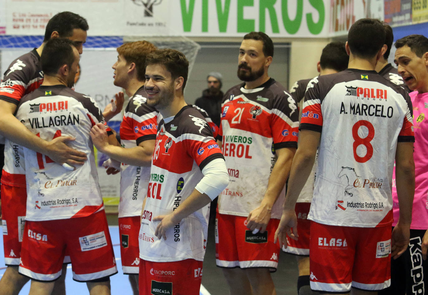 Encuentro de la liga Asobal entre el Balonmano Nava y el Barcelona 