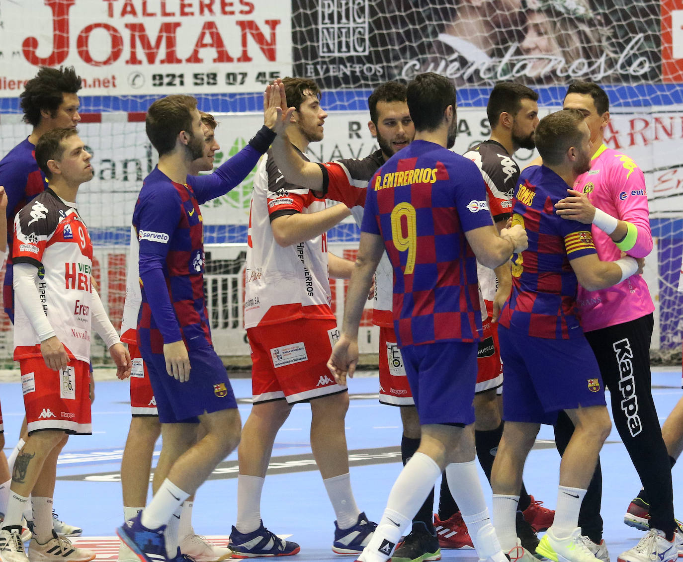 Encuentro de la liga Asobal entre el Balonmano Nava y el Barcelona 