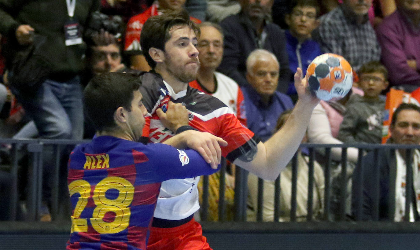 Encuentro de la liga Asobal entre el Balonmano Nava y el Barcelona 