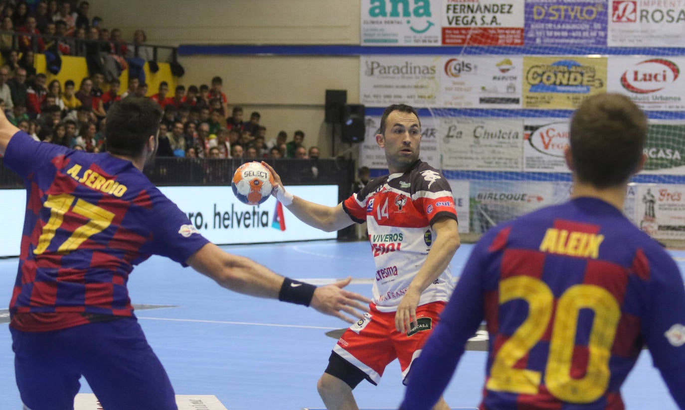 Encuentro de la liga Asobal entre el Balonmano Nava y el Barcelona 