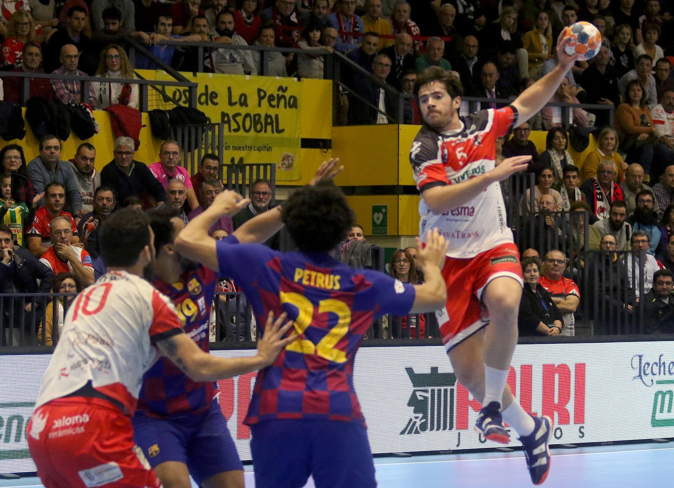 Encuentro de la liga Asobal entre el Balonmano Nava y el Barcelona 