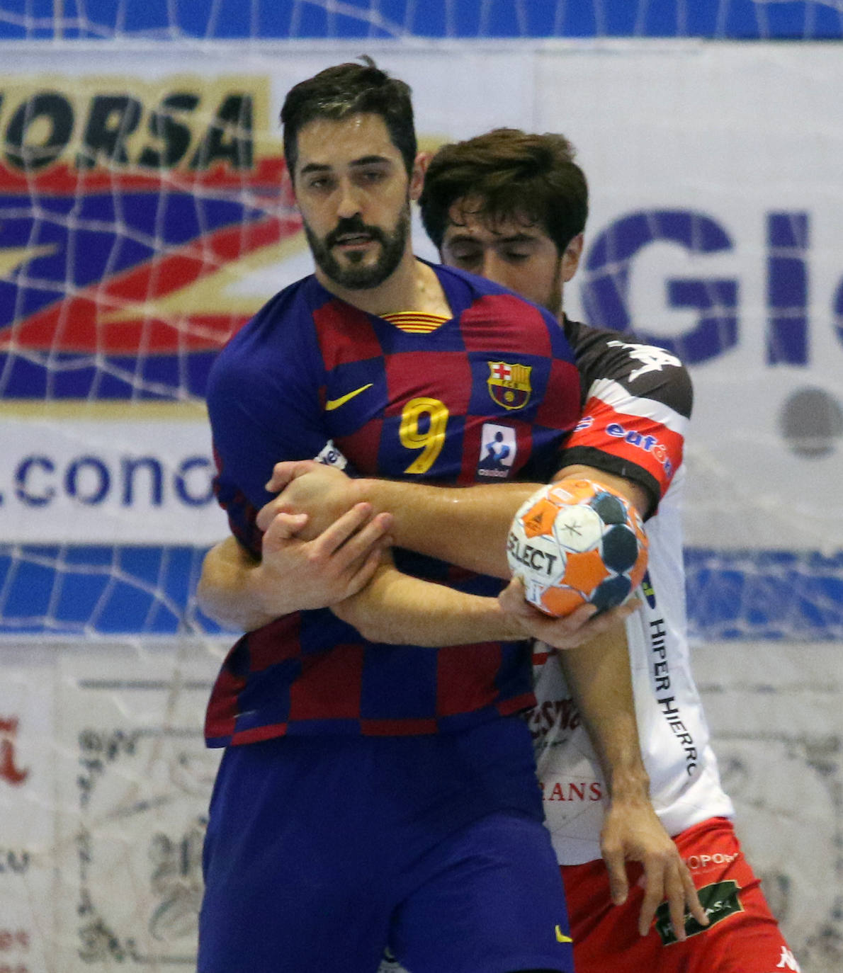 Encuentro de la liga Asobal entre el Balonmano Nava y el Barcelona 