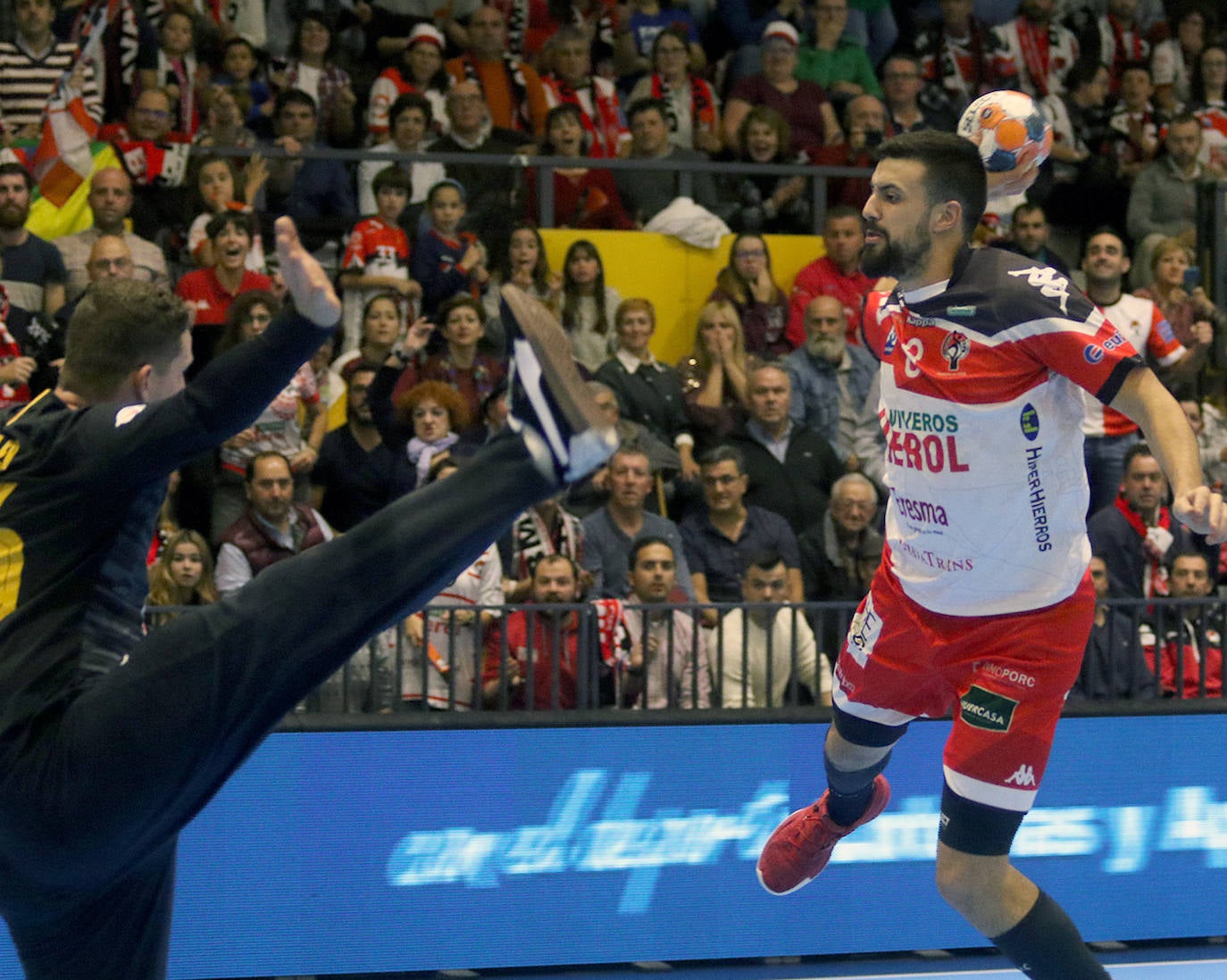 Encuentro de la liga Asobal entre el Balonmano Nava y el Barcelona 