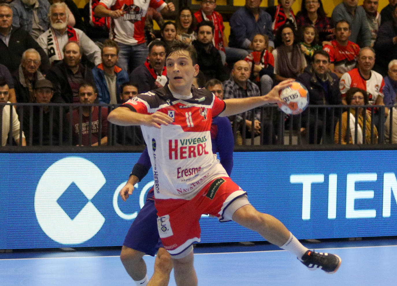 Encuentro de la liga Asobal entre el Balonmano Nava y el Barcelona 