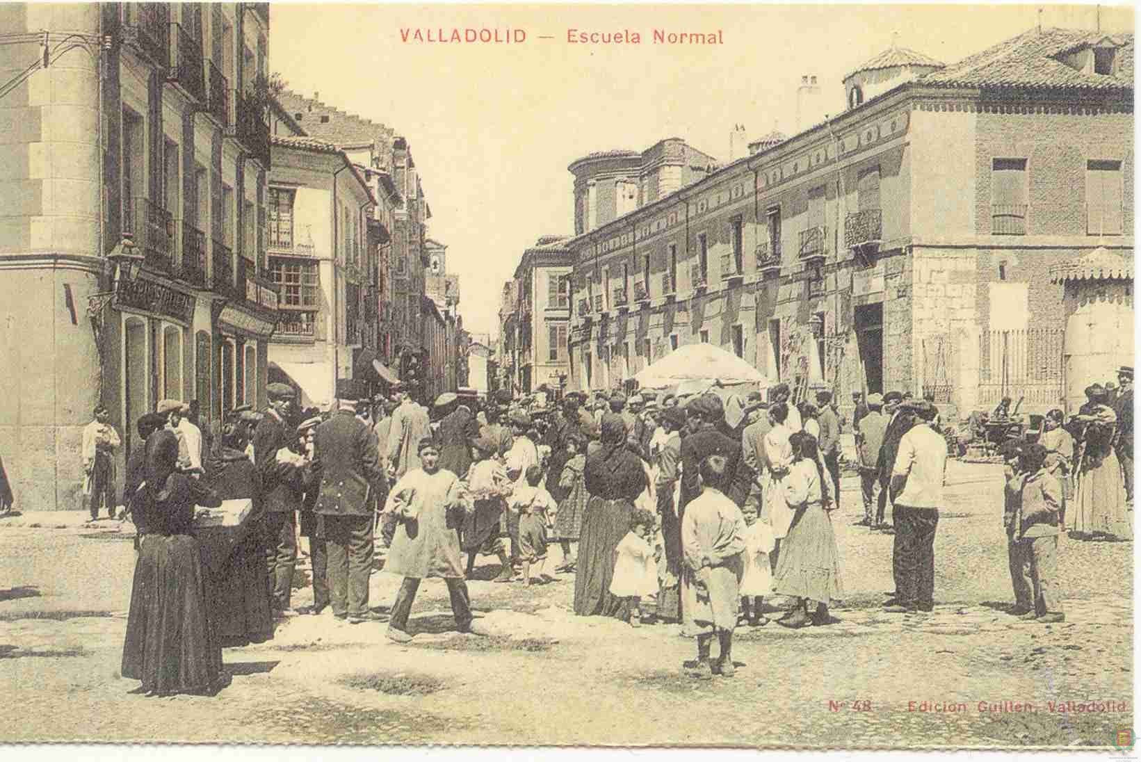 Calle Teresa Gil con la Escuela Normal (actual Colegio García Quintana), a la derecha. 