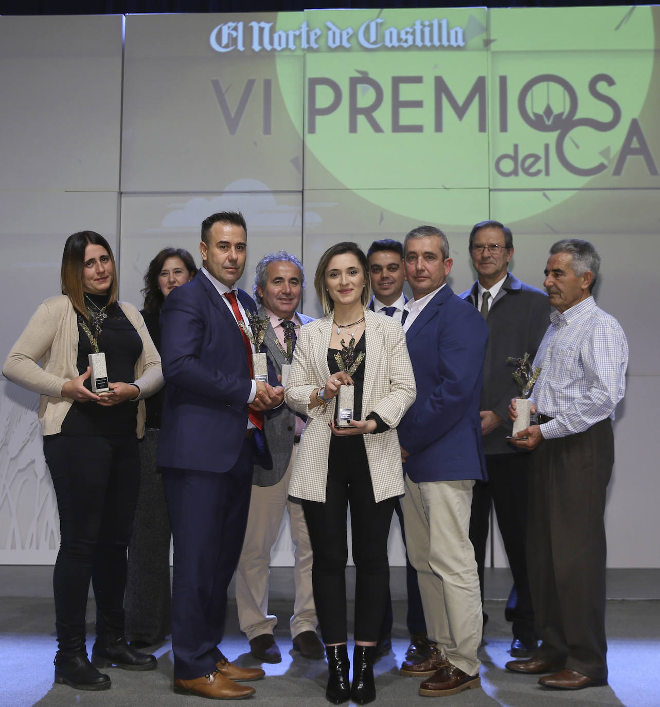 Rosa González (Premio Juventud), Ángela Gómez (Premio Mujer Emprendedora), Alejandro García (Premio Mejor Profesional), Roberto da Silva (Premio Mejor Alimento), Cristina de Pablos y Carlos Albano (Premio Miguel Delibes al Desarrollo Rural en nombre de la Escuela de Capacitación Agraria de la Santa Espina), Pedro Ruiz, en medio de los anteriores (Premio Innovación), y Alberto García y Rafael Centeno (que recogieron la mención especial a Eduardo Centeno, fallecido en febrero mientras trabajaba en el campo).