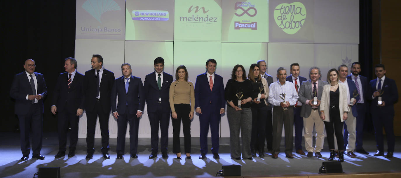 Jesús Julio Carnero (consejero de Agricultura), Ángel Ortiz (director de El Norte), Ricardo Angelini (New Holland), Ángel de las Heras (director general de El Norte), Manuel Rubio (Unicaja Banco), Mónica Díez (Patatas Meléndez), el presidente de la Junta, AlfonsoFernández Mañueco, Ángela Gómez (Premio Mujer Emprendedora), Rosa González (Premio Juventud), Alberto García (Escuela de La Santa Espina), Rafael Centeno (padre de Eduardo Centeno, el joven que falleció en febrero y ayer recibió una mención especial), Alejandro García (PremioMejor Profesional), Roberto da Silva (Premio Alimento), Cristina de Pablos y Carlos Albano (de la Escuela de La Santa Espina, PremioMiguel Delibes al Desarrollo Rural), Pablo Redondo (CalidadPascual) y Pedro Ruiz (Premio Innovación).