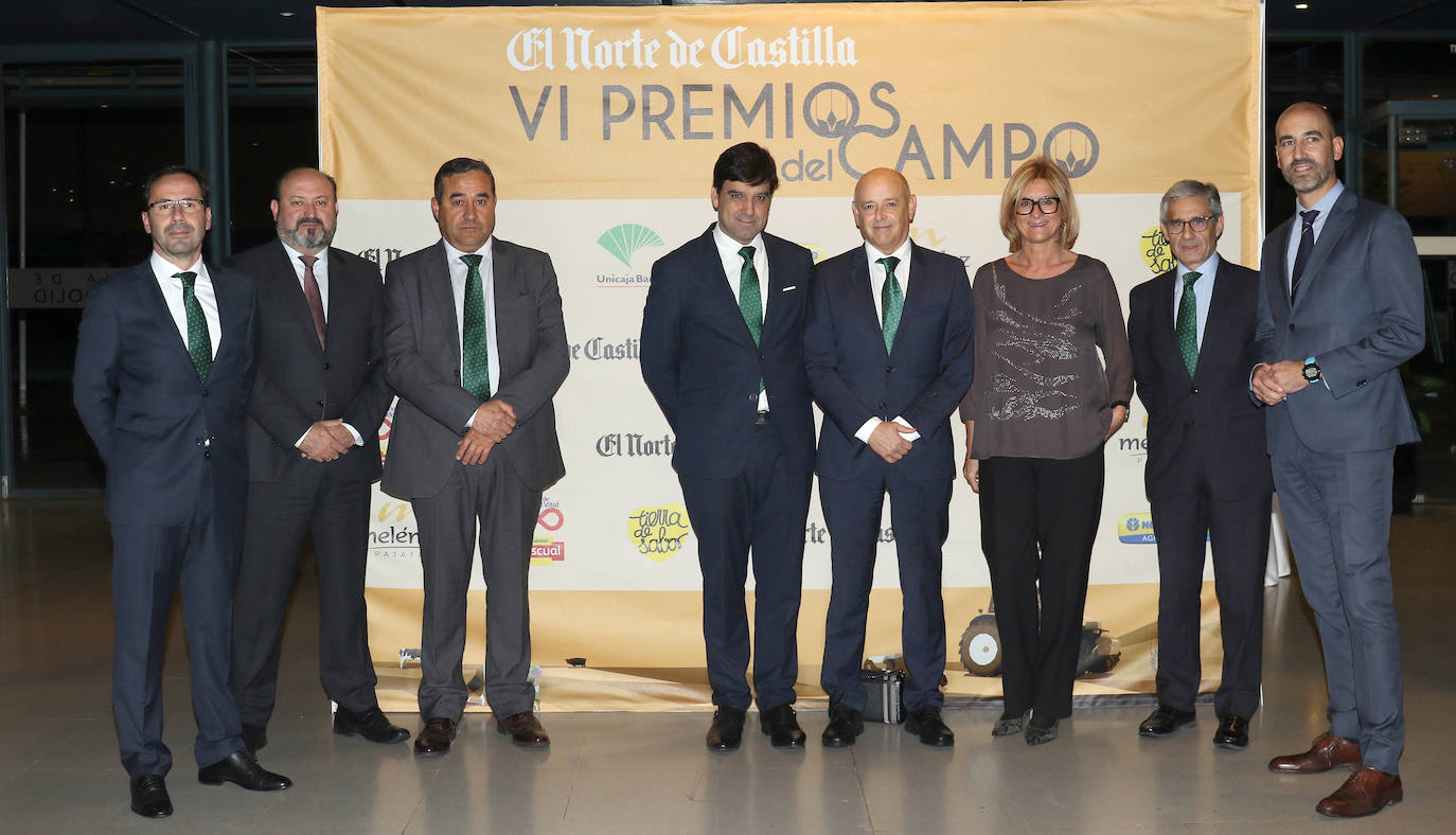 Unicaja: de izquierda a derecha Alberto López, responsable comercial; Domingo Alonso, de Agroalimentación; el responsable de empresas Juan Pedro Ceballo; el director territorial Manuel Rubio; Fernando Ríos, director de relaciones institucionales; María José Rivera, también del departamento de relaciones institucionales; y los directores de área Jesús Domínguez y Jorge Villoria.