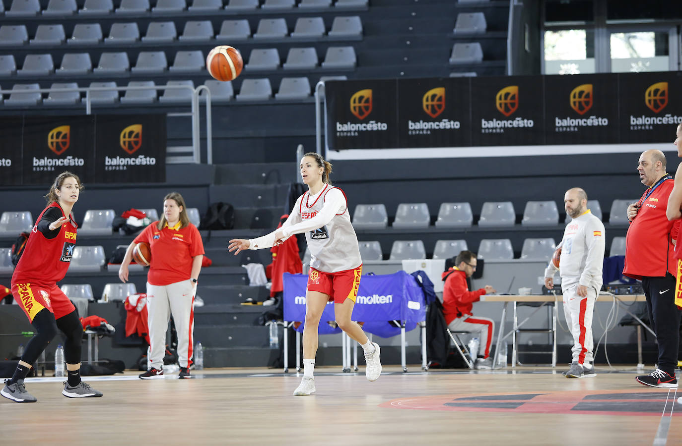 La Selección femenina de baloncesto entrena en el pabellón de deportes.