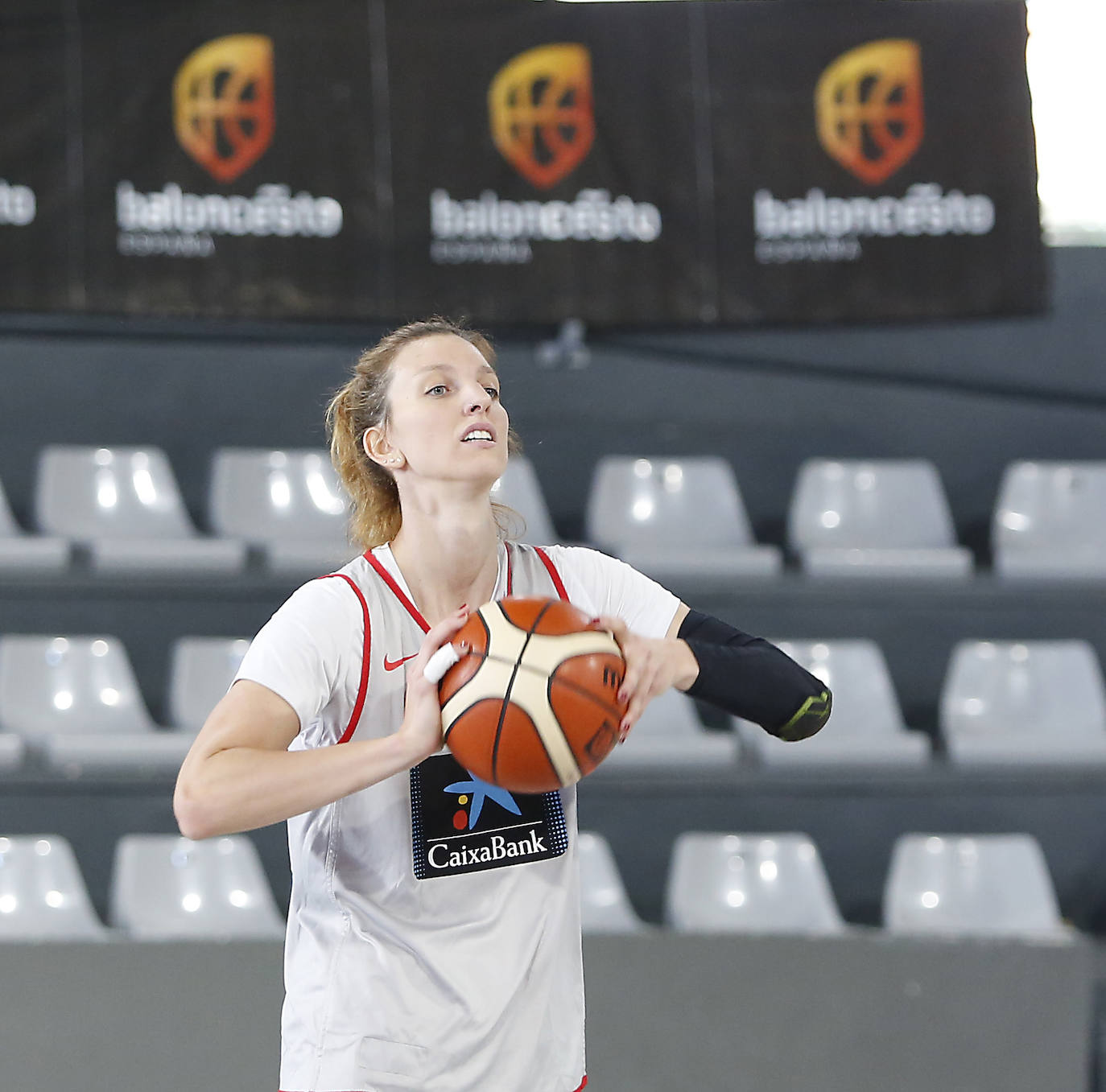 La Selección femenina de baloncesto entrena en el pabellón de deportes.