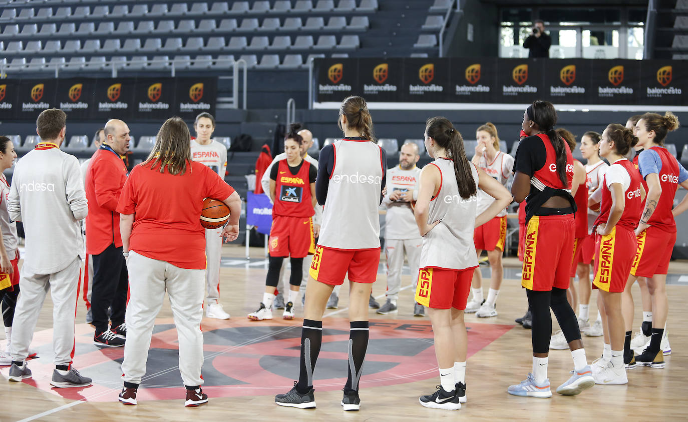 La Selección femenina de baloncesto entrena en el pabellón de deportes.