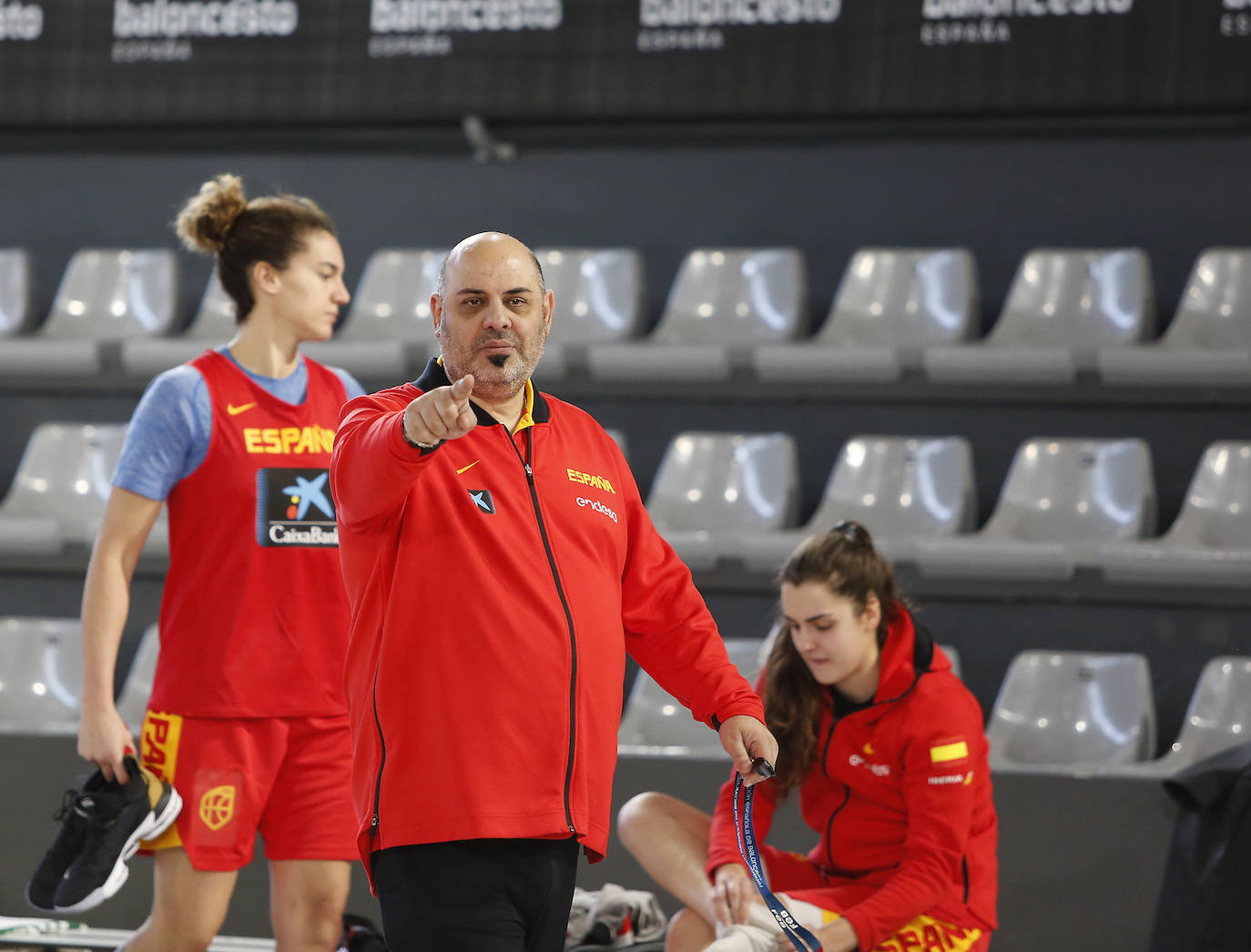 La Selección femenina de baloncesto entrena en el pabellón de deportes.