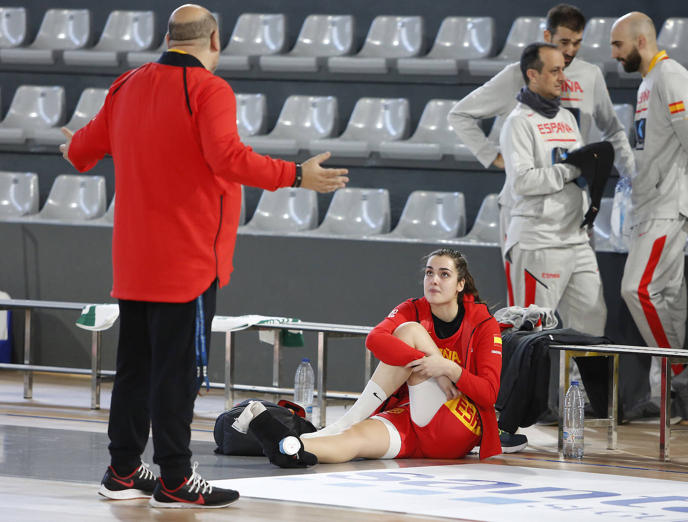 La Selección femenina de baloncesto entrena en el pabellón de deportes.