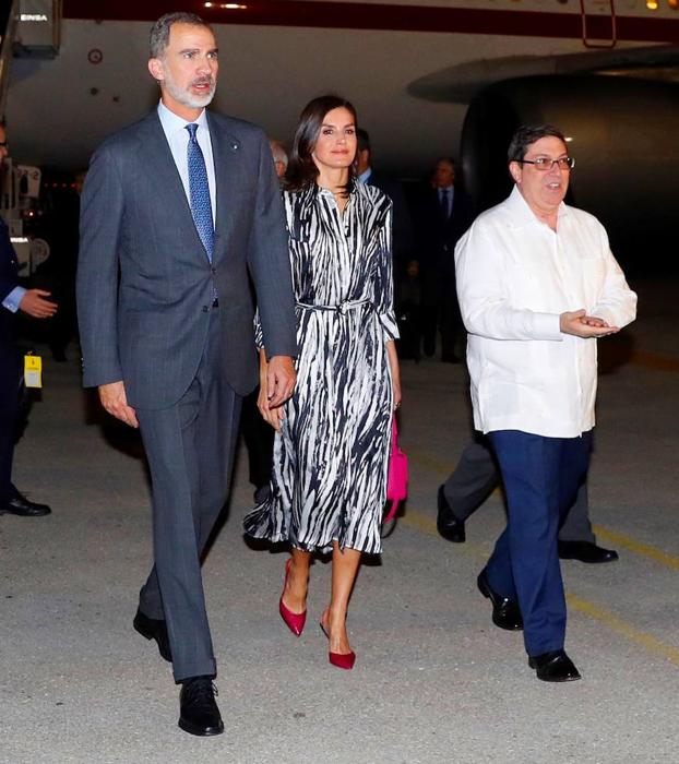 Estampado de cebra y bolso fucsia, Letizia sorprende en su viaje a Cuba