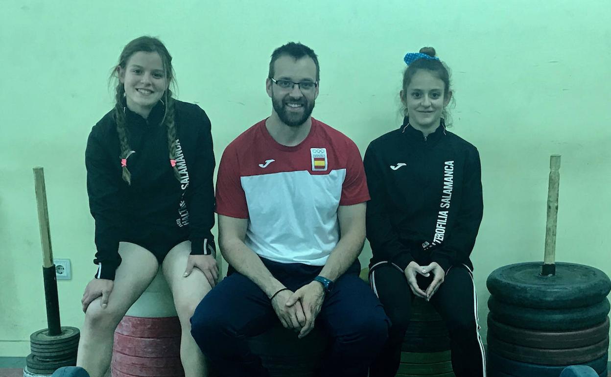 Laura y Marta García posan con su entrenador Javier Flores. 