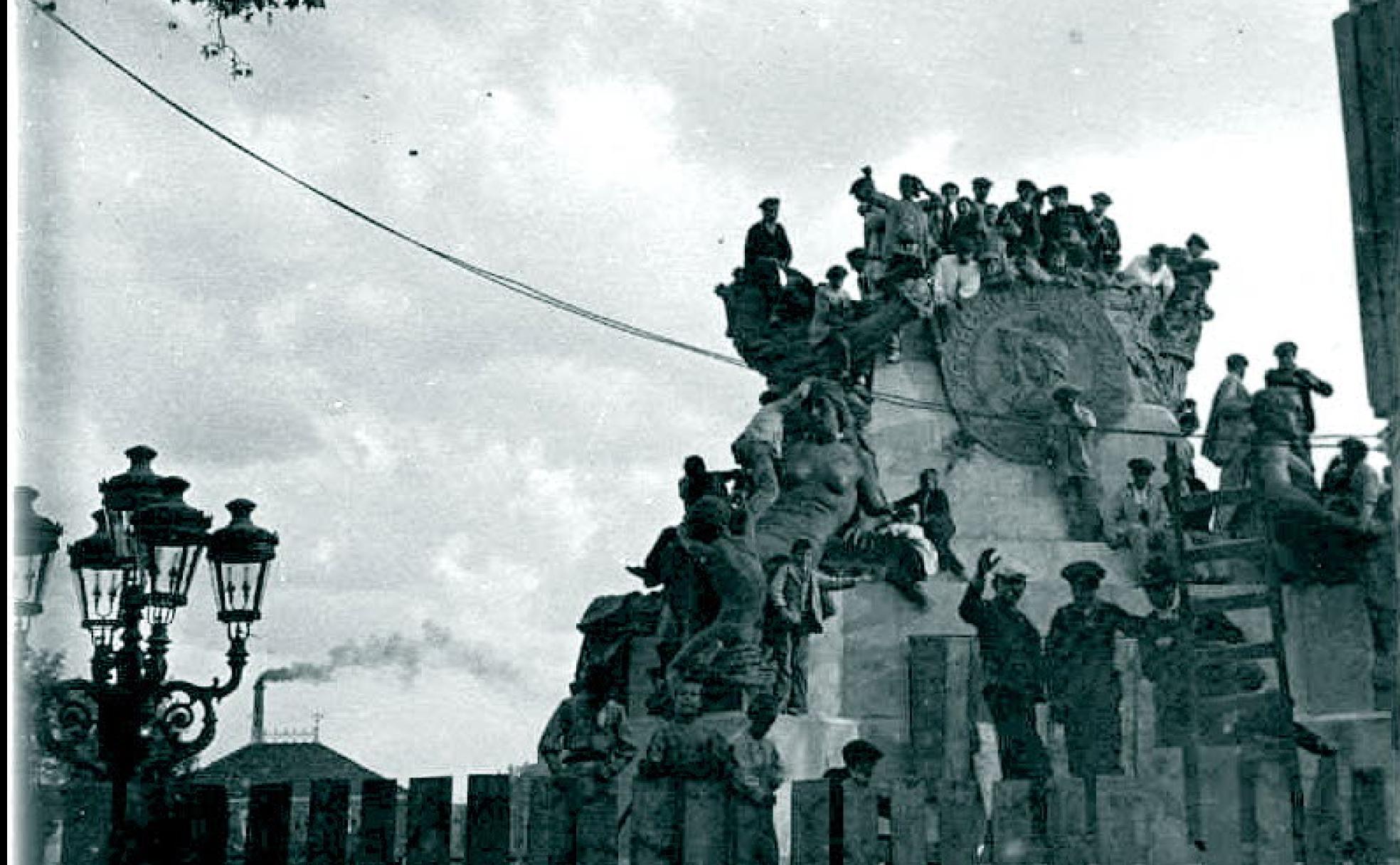 Fotografía del monumento tras lacolocación de los sillares del basamento, por el que el Ayuntamiento pagó 15.000 pesetaspara trasladarlo desde Pontevedra.