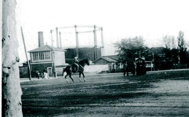 La plaza, antes de ser colocado el monumento al descubridor. El Norte promovió una encuesta popular para decidir el lugar donde se levantaría.