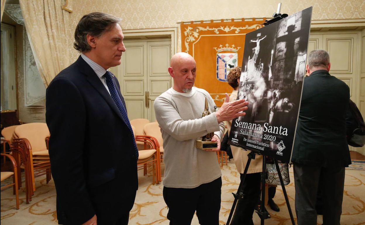 Al alcalde y el autor de la foto, junto al cartel.